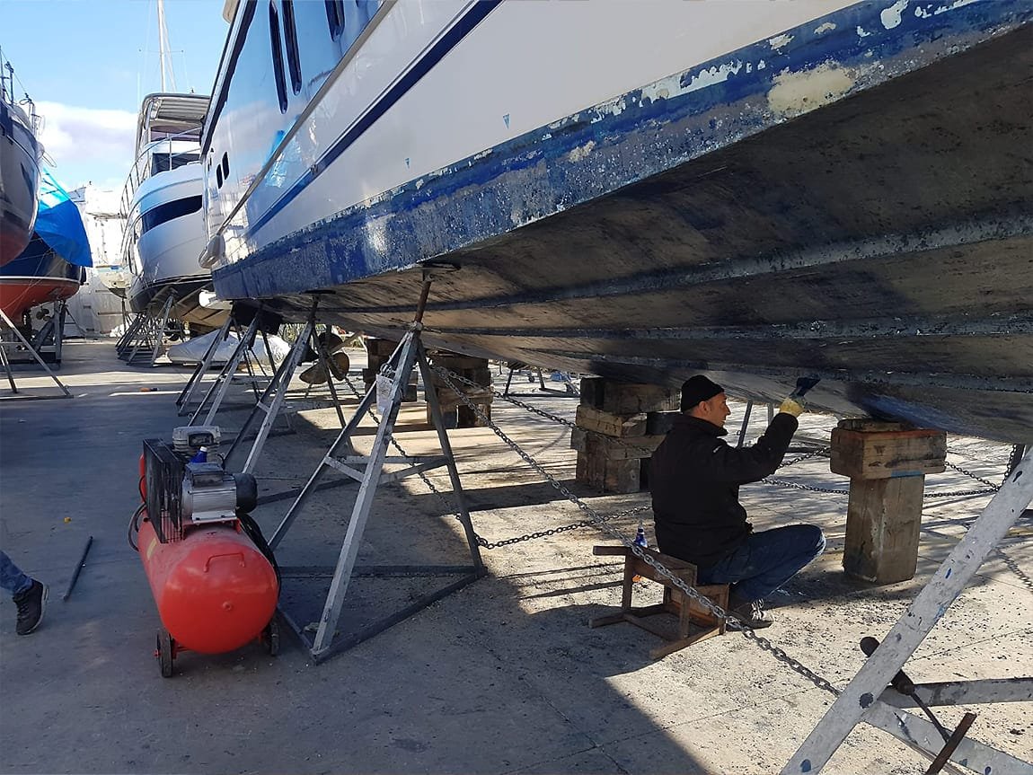 Çeşme’de profesyonel tekne boya, pasta ve polish hizmetleri – Tekne yüzey bakım ve yenileme uygulaması.