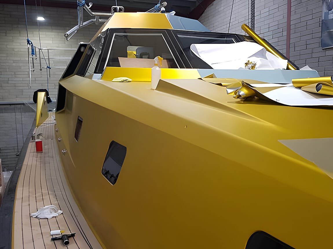 Çeşme’de profesyonel tekne folyo kaplama – Estetik ve dayanıklı tekne kaplama uygulaması.