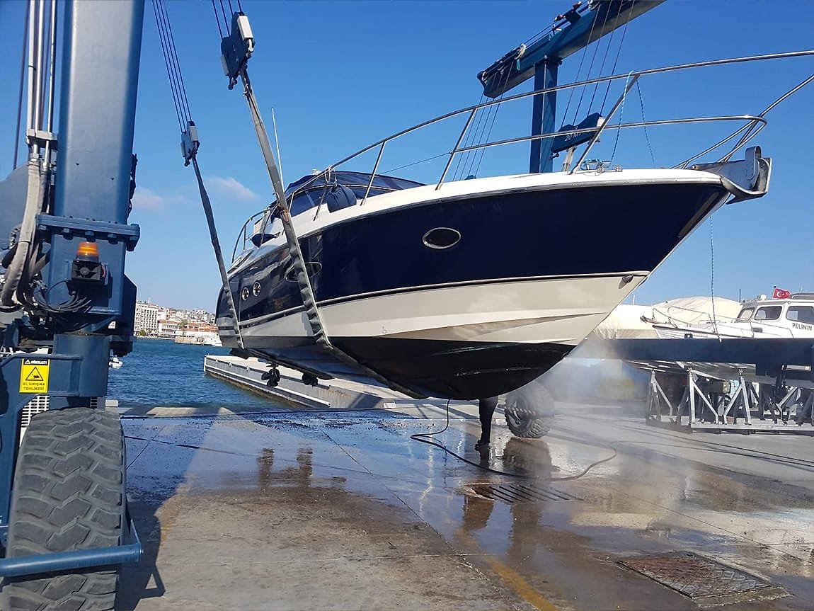 Çeşme’de profesyonel tekne tarama hizmeti – Tekne alt yüzey temizleme ve bakım uygulaması.