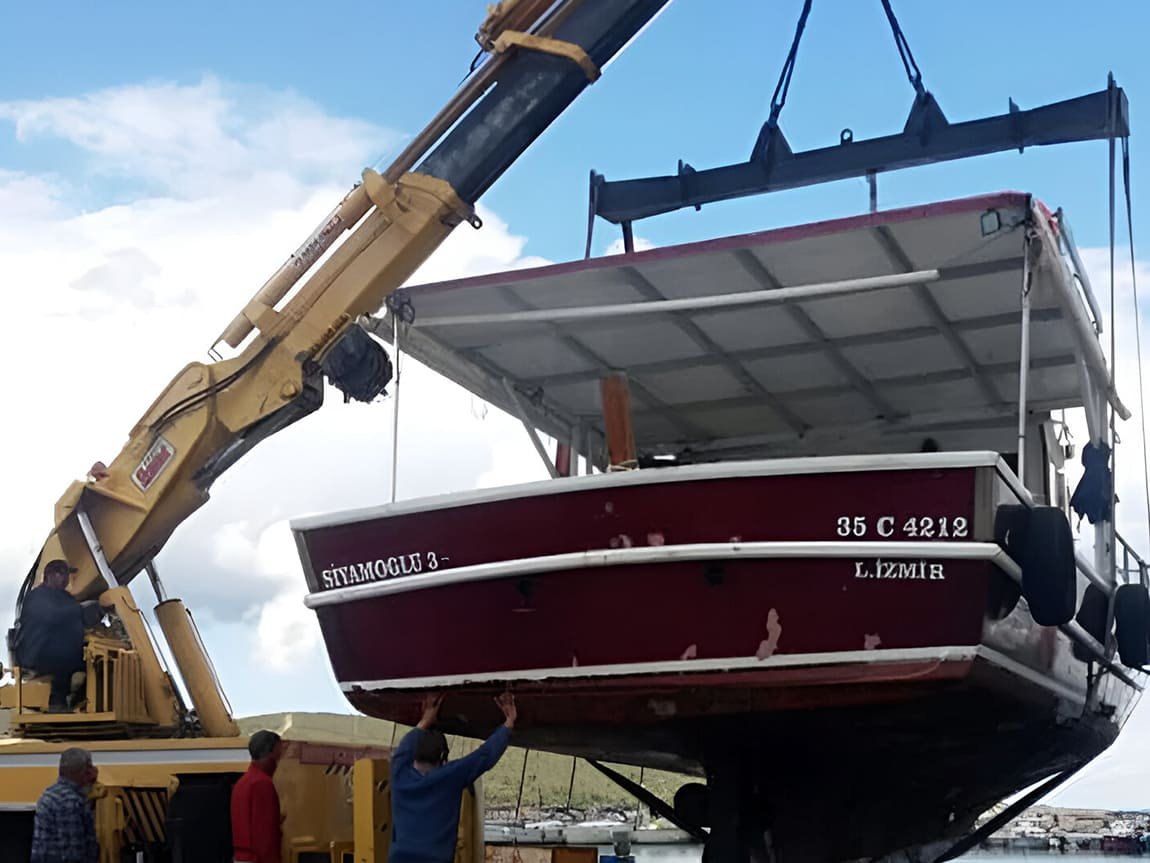 Çeşme'de güvenli ve hızlı tekne vinç hizmetiyle profesyonel taşıma ve kaldırma işlemi