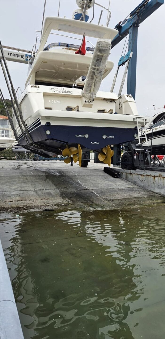 Çeşme'de denizde tekne teknik servis hizmeti.