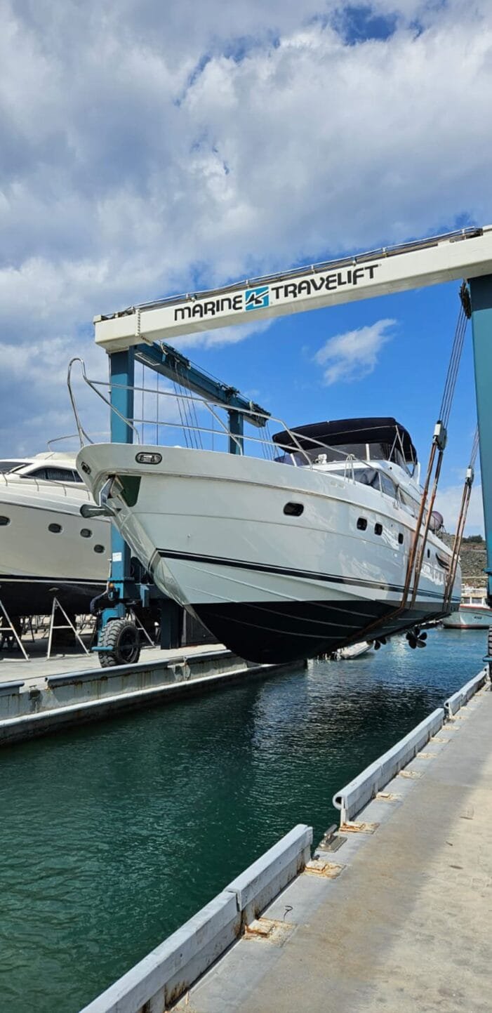 Çeşme'de lüks yat bakım ve onarım.