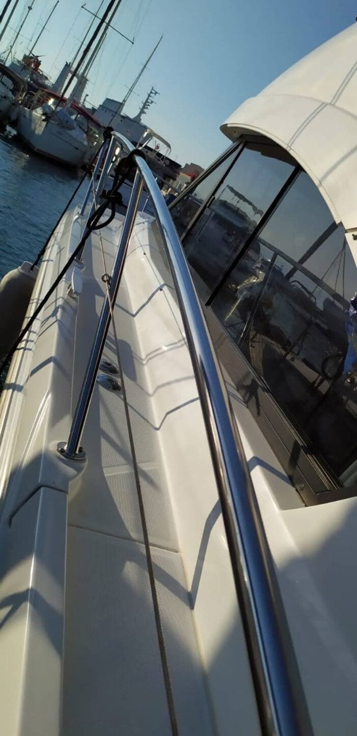 Çeşme'de tekne için polyester kaplama ve onarım.