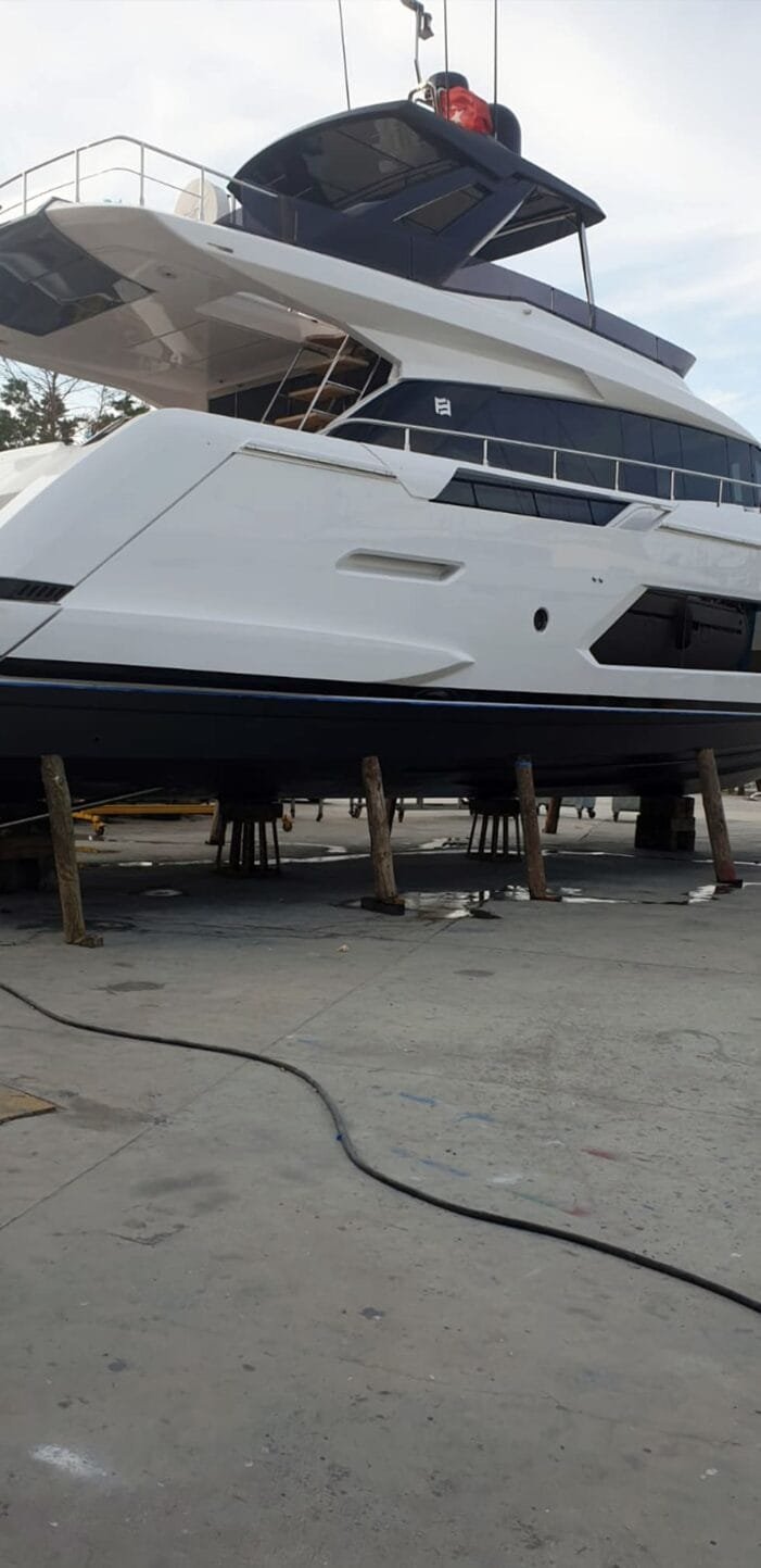 Çeşme'de uzman tekne bakım servisi.