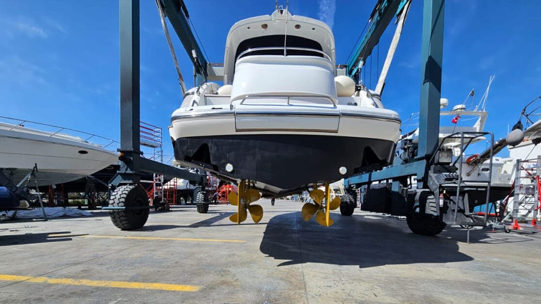 Çeşme'de tekne yüzeyi yenileme hizmetleri.