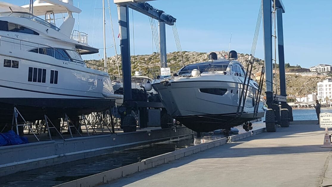 Çeşme'de denizde ve karada tekne dış servis hizmeti.