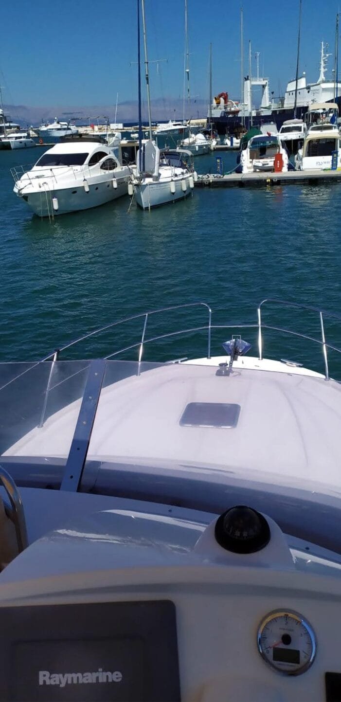 Çeşme'de tekne elektrik sistemleri bakımı.