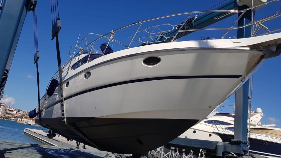 Çeşme'de tekne yüzeyleri için folyo kaplama.