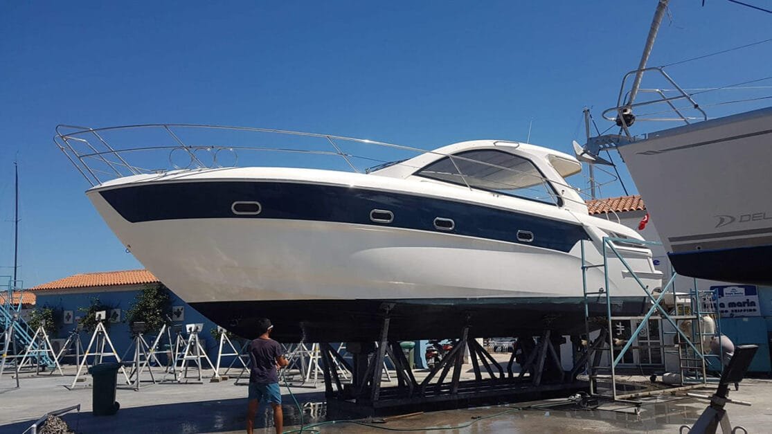 Çeşme'de güvenli tekne kara park hizmeti.