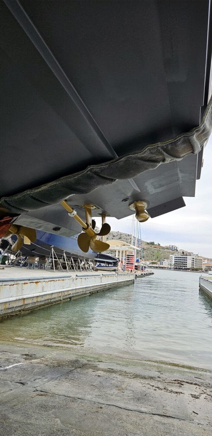 Çeşme'de tekne gövde tarama ve kontrol hizmeti.