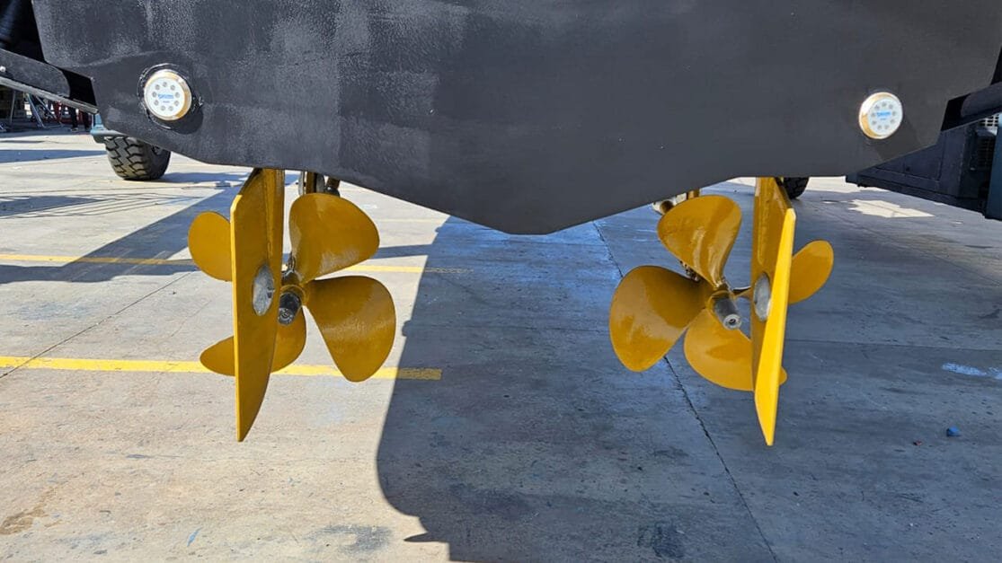 Çeşme'de vinç ile tekne taşıma ve indirme.