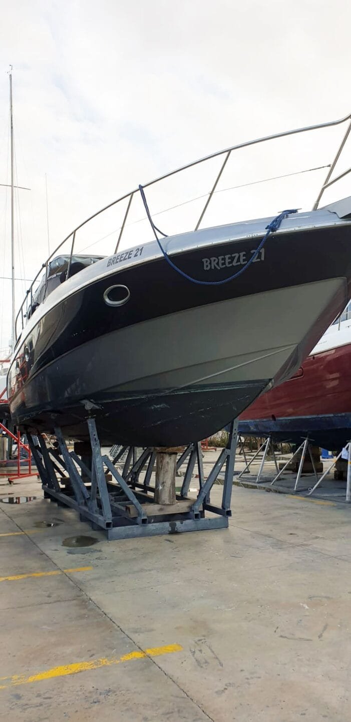 Çeşme'de yat bakım ve onarım merkezi.